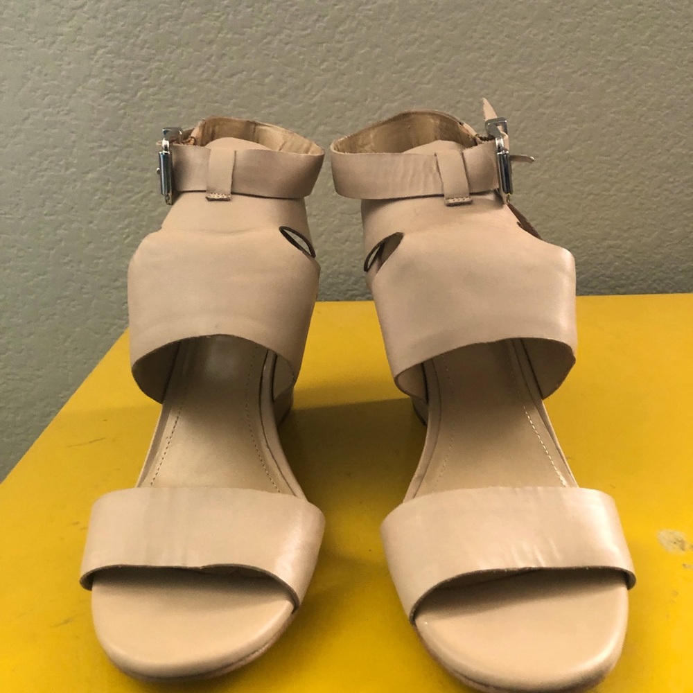 BCBG Cream Shoes 8/2 never worn